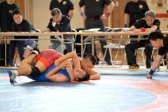 【団体戦・帯北－千歳北陽８０キロ級】帯北の田澤聡志（３年、赤色のシングレット）＝金野和彦撮影