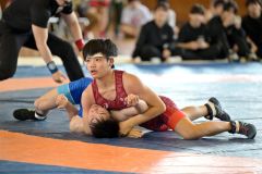 【団体戦・帯北－千歳北陽５５キロ級】田澤祥樹（１年、赤色のシングレット）＝金野和彦撮影
