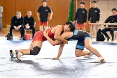 【団体戦・帯北－札幌東豊８０キロ級】帯北の菊池頼（３年、赤色のシングレット）＝金野和彦撮影