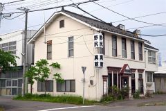 １日に閉館した野尻写真館の現建物。今後、取り壊され、秋ごろには更地になる予定だ