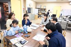 ら生涯学習センターの職員らと打ち合わせをする長岡代表
