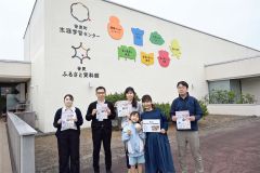 参加を呼び掛ける長岡代表(右から2人目)と上野町議(中央)と生涯学習センターの職員ら