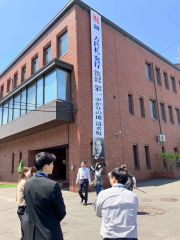 役場庁舎に掲げられた懸垂幕（７日午前１１時５分ごろ）