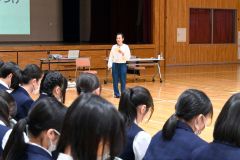 講話する渋谷さん