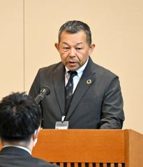 あいさつする十勝教育研究所の山田洋所長