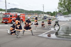 放水の訓練を行う消防団員ら