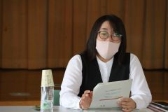 ひきこもりの対応などについて講話する安保さん