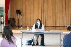 ひきこもりの対応などについて講話する安保さん