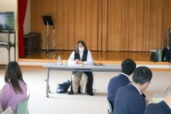 ひきこもりの対応などについて講話する安保さん