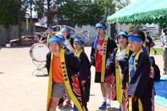 懸命に応援する児童（８日午前１０時４５分ごろ）