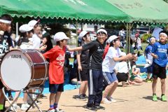 玉入れで入った数を跳びながら数える児童（８日午前１０時ごろ）