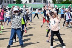 競技前にラジオ体操を行う児童（８日午前８時５５分ごろ）