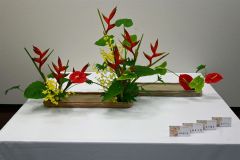 入口に飾られている「迎え花」の大作（８日午前１０時３５分ごろ、帯広市民ギャラリー）