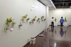 壁に掛かった「親子教室」の作品と展示物を眺める客（８日午前１０時２５分ごろ、帯広市民ギャラリー）