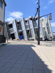 真横に倒れた建物（復興支援隊提供）