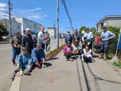 花植えをする太陽町内会の会員（佐藤豊会長提供）