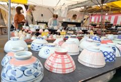 ずらりと陶器が並んだ会場でお気に入りの一品を買い求める来場客（８日午後０時１０分ごろ）