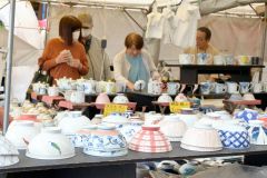 ずらりと陶器が並んだ陶器祭り会場でお気に入りの一品を買い求める来場客（８日午後０時１０分ごろ）