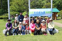自然観察会の参加者ら（前列左から６人目が中川代表、後列左が案内役の根本さん、同２人目は岸本さん、同３人目は川嶋さん）