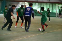 フットサルを楽しむ帯広ロータリークの会員と十勝に住む外国人ら