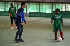 フットサルを楽しむ帯広ロータリークの会員と外国出身の参加者ら
