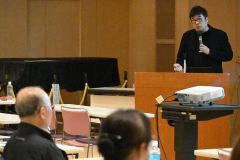 「リーダは他地域に足を運んで」と訴える藤野代表（右奥）