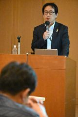 あいさつをする小林代表