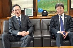 退任の道銀齊藤副頭取が来社 2