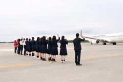 出発する飛行機の見送りも行った