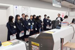 カウンター業務について説明を聞く生徒ら
