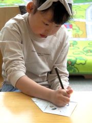 父の日の工作に挑戦する児童