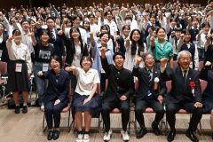 留学生仲間らとともに、決意表明する菅原さん（前列左から３人目）