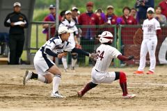 【決勝・帯大谷－とわの森三愛】４回、とわの森の走者一、二塁で挟殺に仕留める帯大谷の越乃渉（左）＝金野和彦撮影