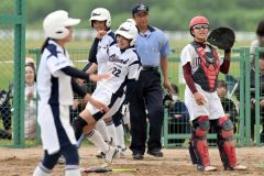 【決勝・帯大谷－とわの森三愛】帯大谷は３回、２死、二塁で、武長柚希の中前適時打で二走・越中乃渉（中央）が生還、３－０とする（金野和彦撮影）