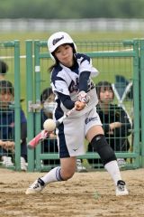 【決勝・帯大谷－とわの森三愛】帯大谷は３回、２死から越中乃渉が右前打を放ち、打線をつなぐ（金野和彦撮影）