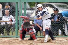 【決勝・帯大谷－とわの森三愛】帯大谷は２回、先頭打者の武長柚希がチーム安打を放ち、先制の好機をつくる（金野和彦撮影）