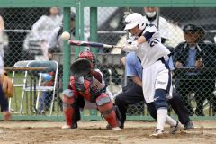【決勝・帯大谷－とわの森三愛】帯大谷は２回、２死二、三塁で中村結花が中前適時打を放ち２－０とする（金野和彦撮影）