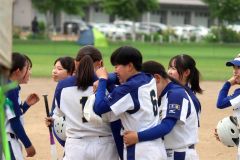 力及ばず敗退し、チームメイトと涙を流す帯三条