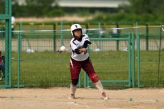 【１回戦・帯南商－北見緑陵・商業】６回、帯南商の萱森未創来が右前打を放ち得点の好機をつくる（金野和彦撮影）