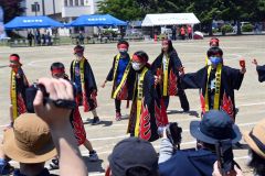 揃いのはっぴを着て「明和小ソーラン２０２４」を披露する５、６年生（８日、帯広明和小学校。北村里沙撮影）