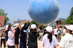 大玉があちこちふらふら。全校大玉おくり（８日、帯広つつじが丘小学校。助川かおる通信員撮影）