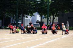 「位置についてよーい」―。見ててね、頑張って走るよ。緊張のスタート（８日、帯広つつじが丘小学校。助川かおる通信員撮影）