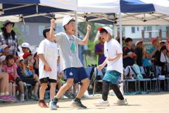 「赤組頑張れ」「負けるな白組」―。声援を送っていた児童も、仲間の奮闘にガッツポーズ（８日、帯広つつじが丘小学校。助川かおる通信員撮影）