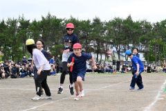 バトンをつなぎゴールを目指してひた走る児童（６日、音更木野東小学校。内形勝也撮影）