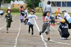 ３・４年生のリレーで力いっぱい走る子どもたち（８日、更別小学校。金野和彦撮影）
