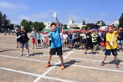 「色別アピール」で声を張り上げる赤組（８日、帯広明和小学校。北村里沙撮影）