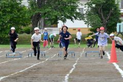 ４年生による「運命のカード」。先生が選んだ色と同じカードは？ドキドキワクワクしながら走る子どもたち（８日、更別小学校。金野和彦撮影）