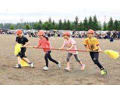 更別小学校運動会（８日、更別小学校。金野和彦撮影）