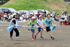 更別小運動会（８日、更別小学校。金野和彦撮影）