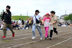 更別小運動会（８日、更別小学校。金野和彦撮影）